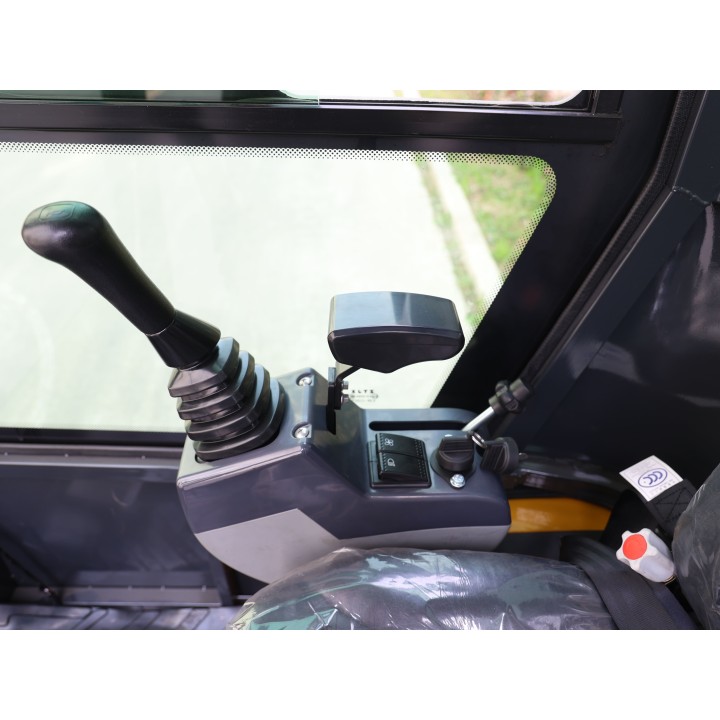 Vikšrinis mini ekskavatorius su kabina TUKO KW12KAB KOOP KD192FC 7.6kW darbinis svoris 1.2 Tonos